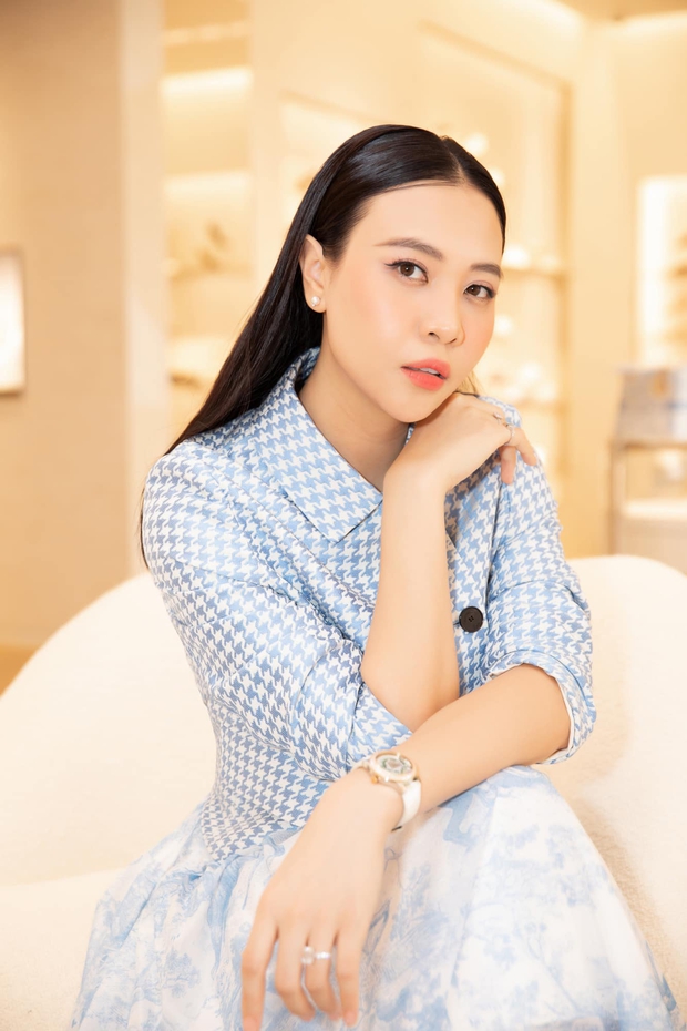 Phu nhân hào môn Đàm Thu Trang phủ đồ hiệu từ đầu đến chân, chồng đại gia vào nói 1 câu nghe mát lòng! - Ảnh 4. Phu nhân hào môn Đàm Thu Trang phủ đồ hiệu từ đầu đến chân, chồng đại gia vào nói 1 câu nghe mát lòng! - Ảnh 4.