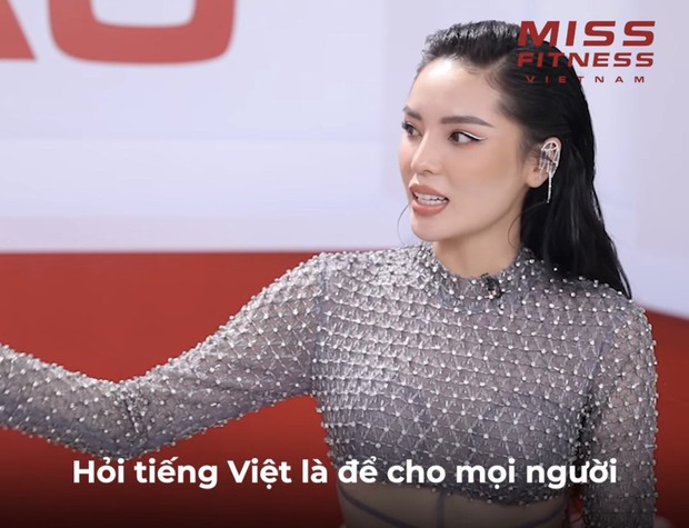Clip Thúy Vân bắn tiếng Anh tằng tằng thì bị Kỳ Duyên chen ngang: Cả 2 nàng hậu đều dính chưởng! - Ảnh 4. Clip Thúy Vân bắn tiếng Anh tằng tằng thì bị Kỳ Duyên chen ngang: Cả 2 nàng hậu đều dính chưởng! - Ảnh 4.