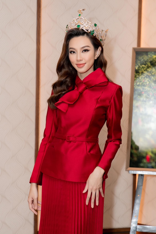 Tình cờ đi ngang đám cưới, Hoa hậu Thuỳ Tiên có hành động 5 giây ẵm trọn 10 điểm tinh tế! - Ảnh 6. Tình cờ đi ngang đám cưới, Hoa hậu Thuỳ Tiên có hành động 5 giây ẵm trọn 10 điểm tinh tế! - Ảnh 6.