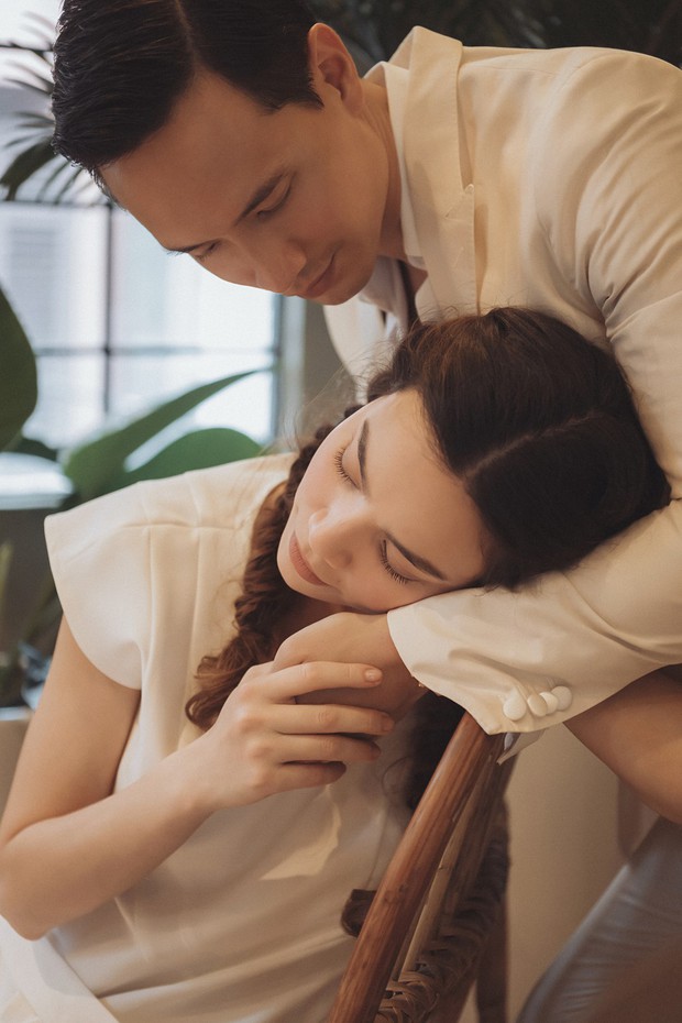 Có bạn gái cao quá cũng khổ: Kim Lý chụp hình với Hà Hồ mà cố gắng hết nấc để đẹp đôi, nhìn bàn chân thấy thương thay! - Ảnh 6. Có bạn gái cao quá cũng khổ: Kim Lý chụp hình với Hà Hồ mà cố gắng hết nấc để đẹp đôi, nhìn bàn chân thấy thương thay! - Ảnh 6.