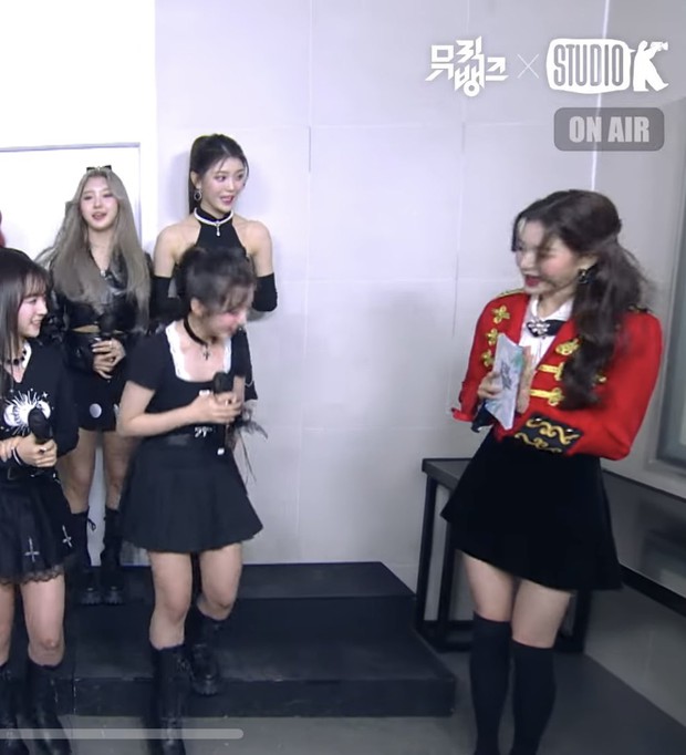 Wonyoung (IVE) liệu có lép vế khi chung khung hình với mỹ nhân xinh đẹp nhất nhóm nữ show Mnet? - Ảnh 8. Wonyoung (IVE) liệu có lép vế khi chung khung hình với mỹ nhân xinh đẹp nhất nhóm nữ show Mnet? - Ảnh 8.