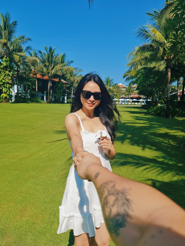 Ngô Thanh Vân e ấp bên Huy Trần trong bức ảnh gia đình, netizen rần rần: Cưới đi thôi! - Ảnh 2. Ngô Thanh Vân e ấp bên Huy Trần trong bức ảnh gia đình, netizen rần rần: Cưới đi thôi! - Ảnh 2.