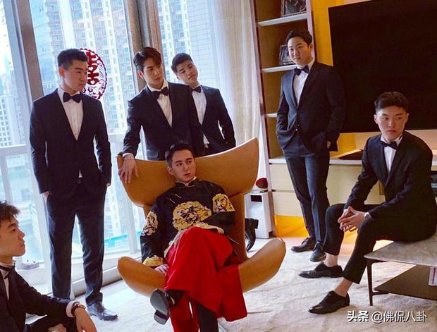 Phù rể táo bạo nhất showbiz gọi tên Jackson (GOT7): Hôn môi đồng giới nóng bỏng, soái đến mức thành tâm điểm ở hôn lễ bạn thân - Ảnh 7. Phù rể táo bạo nhất showbiz gọi tên Jackson (GOT7): Hôn môi đồng giới nóng bỏng, soái đến mức thành tâm điểm ở hôn lễ bạn thân - Ảnh 7.