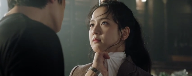 Snowdrop tập 10 tức sôi máu: Jisoo (BLACKPINK) bị tình địch tát sấp mặt, Jung Hae In bất lực đứng nhìn - Ảnh 2.