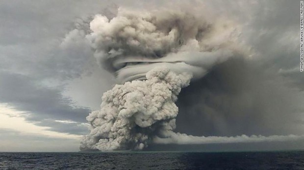 Người phụ nữ bị sóng thần cuốn mất tích sau khi núi lửa Thái Bình Dương phun trào: Nỗi lo u ám bao trùm người ở lại - Ảnh 2.