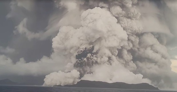 Clip: Núi lửa dưới đáy Thái Bình Dương phun trào dữ dội, gây sóng thần ở Nhật, Mỹ và nhiều nước khác - Ảnh 5.