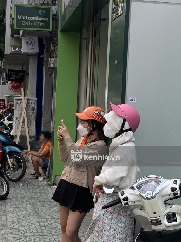 Team bà hàng xóm trước shop Trang Nemo thành thật: Đứng đây hóng thôi, xem có uýnh lộn gì hông - Ảnh 2. Team bà hàng xóm trước shop Trang Nemo thành thật: Đứng đây hóng thôi, xem có uýnh lộn gì hông - Ảnh 2.