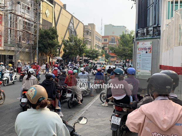 NGAY LÚC NÀY: Dòng người ùn tắc trước shop Trang Nemo, ai cũng nói đến đây chờ xem giải quyết mâu thuẫn - Ảnh 4.