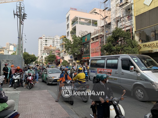 NGAY LÚC NÀY: Dòng người ùn tắc trước shop Trang Nemo, ai cũng nói đến đây chờ xem giải quyết mâu thuẫn - Ảnh 12.