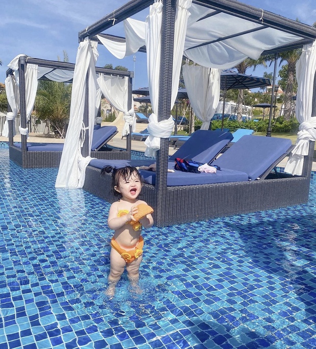 Thế lực nhí hot nhất đầu tuần gọi tên ái nữ nhà Đông Nhi: Diện bikini cưng xỉu, vòng 2 tròn xoe bụ bẫm gây sốt! - Ảnh 5. Thế lực nhí hot nhất đầu tuần gọi tên ái nữ nhà Đông Nhi: Diện bikini cưng xỉu, vòng 2 tròn xoe bụ bẫm gây sốt! - Ảnh 5.