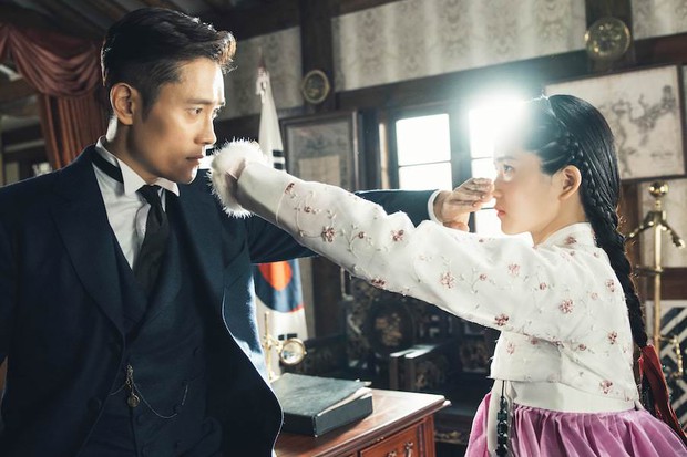 5 lần các ông lớn phim Hàn tự tay dâng bom tấn cho đối thủ: Mỡ đến miệng mèo còn để mất có xót không? - Ảnh 3. 5 lần các ông lớn phim Hàn tự tay dâng bom tấn cho đối thủ: Mỡ đến miệng mèo còn để mất có xót không? - Ảnh 3.