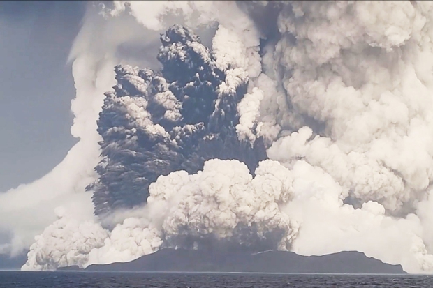 Hai người phụ nữ thiệt mạng do núi lửa Tonga phun trào ở cách đó 10.000km - Ảnh 2.