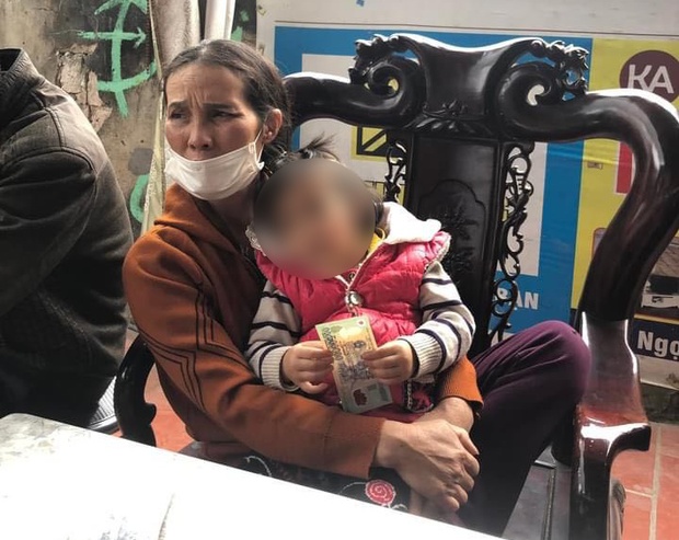 Xót xa bé gái 2 tuổi mất cả bố mẹ và anh trai trong vụ 5 người tử vong bất thường sau bữa cơm: Cháu vừa mới cai sữa mẹ được vài hôm... - Ảnh 1. Xót xa bé gái 2 tuổi mất cả bố mẹ và anh trai trong vụ 5 người tử vong bất thường sau bữa cơm: Cháu vừa mới cai sữa mẹ được vài hôm... - Ảnh 1.