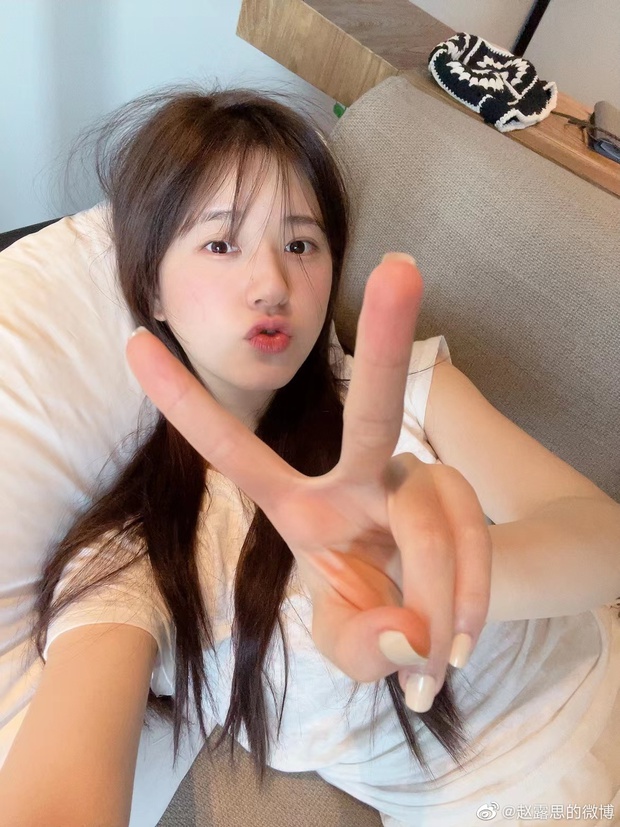 Nhìn mặt mộc, sống mũi của Triệu Lộ Tư là hiểu vì sao Thánh trà xanh thành đối thủ visual sừng sỏ của Nhiệt Ba - Angela Baby - Ảnh 5. Nhìn mặt mộc, sống mũi của Triệu Lộ Tư là hiểu vì sao Thánh trà xanh thành đối thủ visual sừng sỏ của Nhiệt Ba - Angela Baby - Ảnh 5.