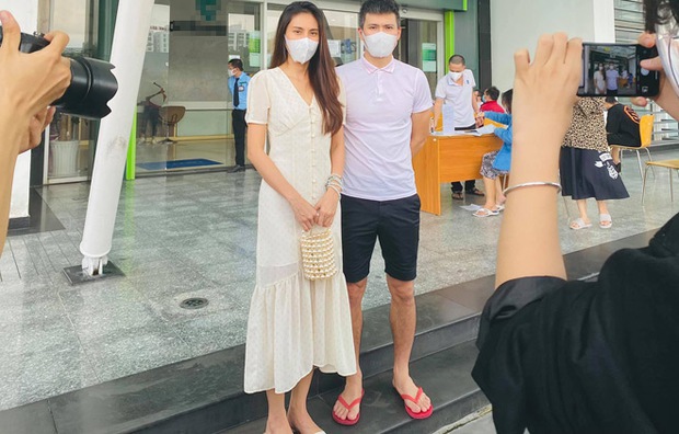 Chồng giản dị - vợ lồng lộn: Công thức vàng cho 10 năm tình ái của 4 cặp đôi Vbiz - Ảnh 8. Chồng giản dị - vợ lồng lộn: Công thức vàng cho 10 năm tình ái của 4 cặp đôi Vbiz - Ảnh 8.