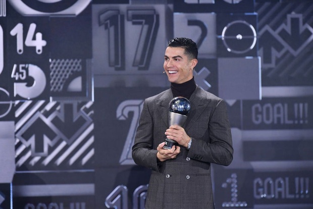 Đến nhận giải thưởng không ai ngờ, Ronaldo xuất hiện với visual đỉnh cao khiến 9 triệu người phải thả tim - Ảnh 2.