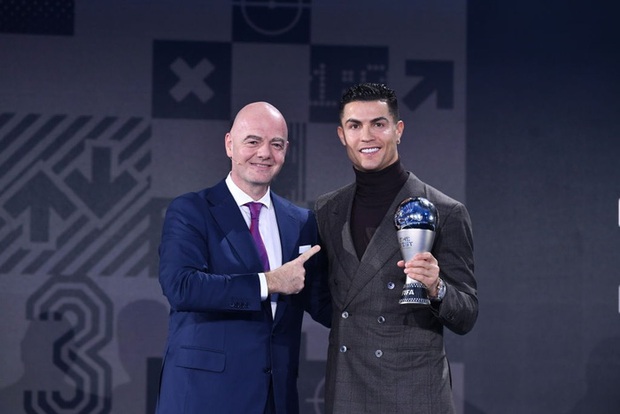 Đến nhận giải thưởng không ai ngờ, Ronaldo xuất hiện với visual đỉnh cao khiến 9 triệu người phải thả tim - Ảnh 5.