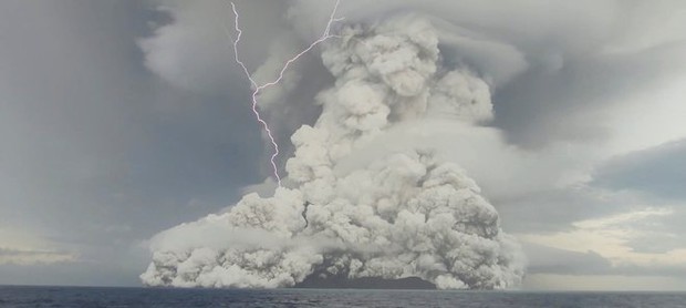 Clip: Khoảnh khắc núi lửa ngầm Tonga phun trào tạo ra âm thanh lớn khủng khiếp, vang tới tận Alaska cách xa gần 10 nghìn cây số - Ảnh 3.