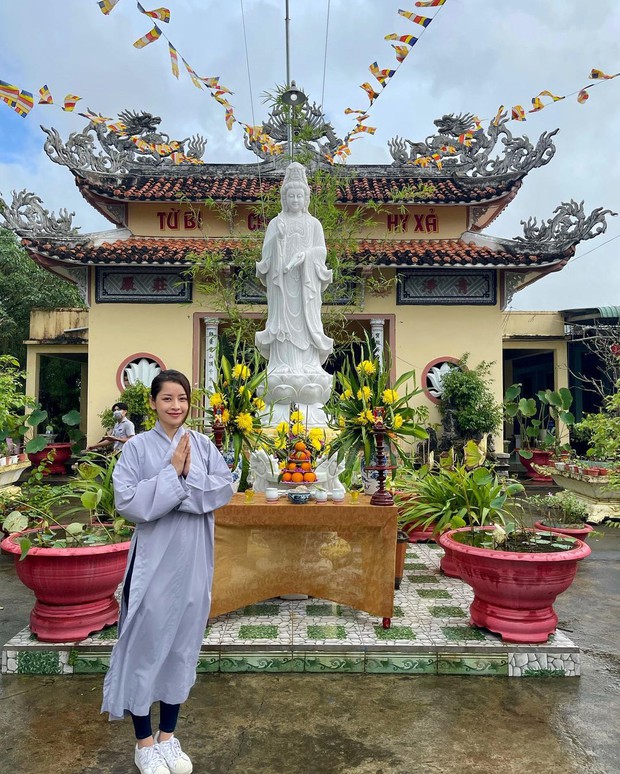 Vừa từ Mỹ đi du học về, Chi Pu mặc đồ giản dị đi chùa và có ngay hành động đẹp nhân dịp đầu năm mới - Ảnh 2.