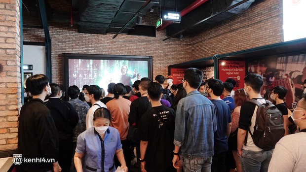 NÓNG: Sơn Tùng bất chấp quy định cấm quay phim chụp hình trong rạp, đăng ảnh spoil phim lên Instagram 6,4 triệu follow? - Ảnh 1. NÓNG: Sơn Tùng bất chấp quy định cấm quay phim chụp hình trong rạp, đăng ảnh spoil phim lên Instagram 6,4 triệu follow? - Ảnh 1.