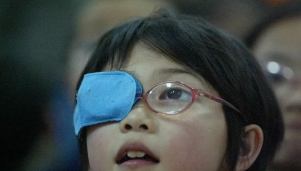 Con gái 6 tuổi than không nhìn thấy gì, nói bị cận... 500 độ, bố mẹ đưa đến bác sĩ khám thì phát hiện sự thật đau lòng - Ảnh 1. Con gái 6 tuổi than không nhìn thấy gì, nói bị cận... 500 độ, bố mẹ đưa đến bác sĩ khám thì phát hiện sự thật đau lòng - Ảnh 1.