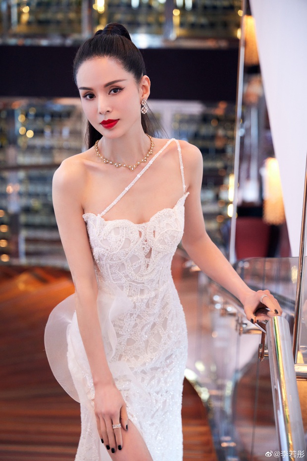 Không phải Dương Mịch hay Angela Baby, Tiểu Long Nữ mới là mỹ nhân gây sốt với màn hở bạo khoe body bỏng mắt ở tuổi 55 - Ảnh 2.