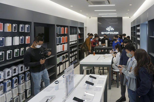 Cuộc đua song mã Apple – Samsung: Hết đua smartphone, lại đến kèn cựa nhau trong việc mở Mono Store tại Việt Nam - Ảnh 4.