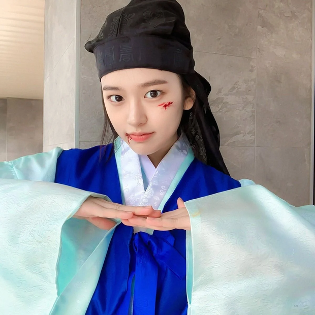 7 cô nàng đẹp trai gây bão toàn Kpop: Ryujin (ITZY) - Jungyeon (TWICE) soái tỷ vạn người mê, loạt nữ idol để tóc dài vẫn girlcrush đầy mình - Ảnh 14.