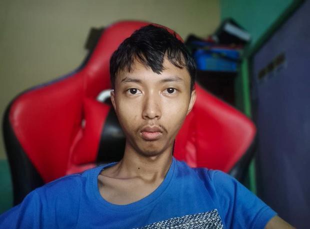 Chàng trai 22 tuổi thành triệu phú nhờ bán bộ ảnh selfie 5 năm 1 biểu cảm nhạt toẹt của mình - Ảnh 3.