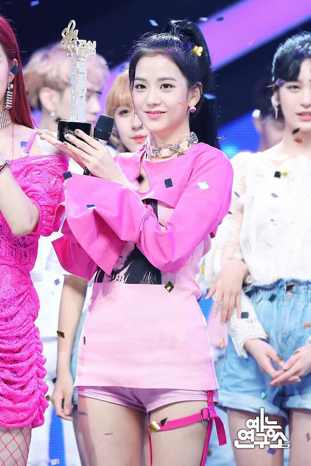 Nhìn aespa bị chỉ trích vô cảm, lại nhớ đến Jisoo (BLACKPINK): Mỹ nhân sắt đá nhất Kpop đây rồi, 6 năm debut chưa từng khóc? - Ảnh 3. Nhìn aespa bị chỉ trích vô cảm, lại nhớ đến Jisoo (BLACKPINK): Mỹ nhân sắt đá nhất Kpop đây rồi, 6 năm debut chưa từng khóc? - Ảnh 3.