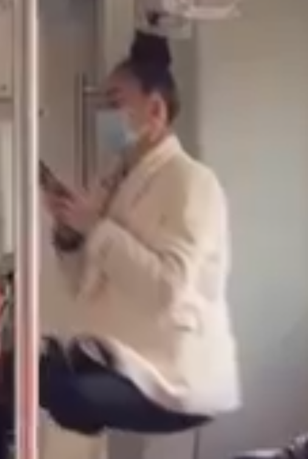 Clip: Cao thủ võ lâm buộc tóc vào tay vịn tàu điện rồi lơ lửng giữa không trung chơi điện thoại - Ảnh 3. Clip: Cao thủ võ lâm buộc tóc vào tay vịn tàu điện rồi lơ lửng giữa không trung chơi điện thoại - Ảnh 3.