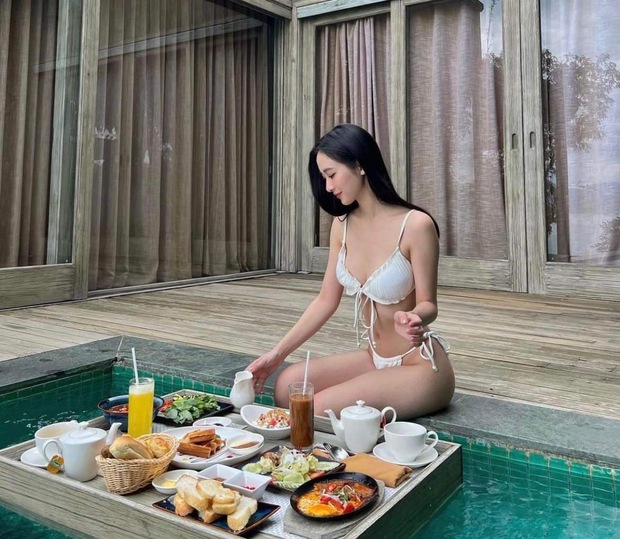 Mỹ nhân Vbiz có eo siêu thực đánh bại Ngọc Trinh, diện bikini nhỏ xíu lấp ló đôi gò bồng đảo căng đầy - Ảnh 4.