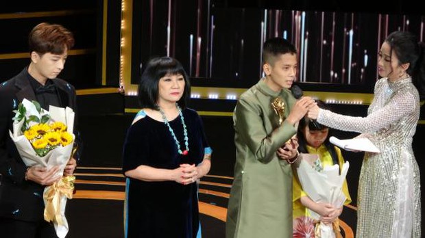 Con trai nuôi Phi Nhung làm 1 việc trên sân khấu cho mẹ, là gì mà ai ai cũng đều xúc động? - Ảnh 3.