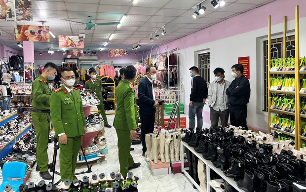 Sau vụ đánh đập, làm nhục nữ sinh ở Thanh Hóa, shop thời trang Mai Hường đã đóng cửa, treo biển thông báo nhượng cửa hàng - Ảnh 2.