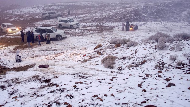 Giữa lòng Arab nóng bức, một sa mạc đang có tuyết phủ trắng xóa - Ảnh 2.