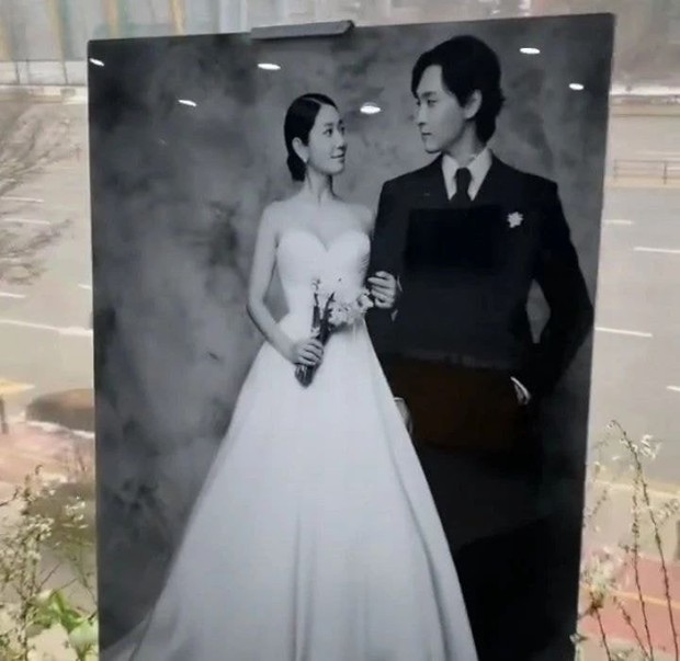 Top 1 Dispatch: Loạt ảnh cưới siêu hiếm chưa công bố của Park Shin Hye và chồng tài tử gây bão, dàn phù dâu xinh ngất lộ diện - Ảnh 7.