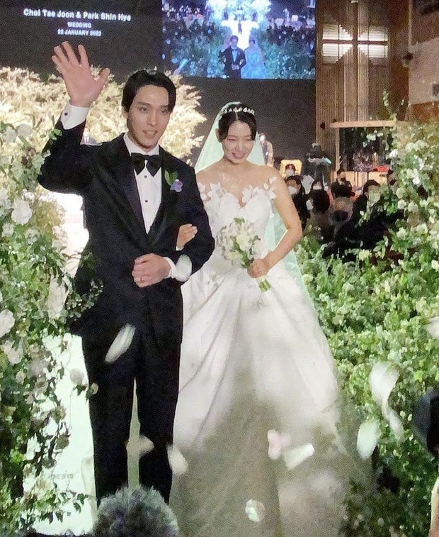 Khoảnh khắc trọng đại nhất trong đám cưới Park Shin Hye đây rồi: Cô dâu chú rể trao lời thề nguyện, khóa môi ngọt ngào muốn lịm tim - Ảnh 7.