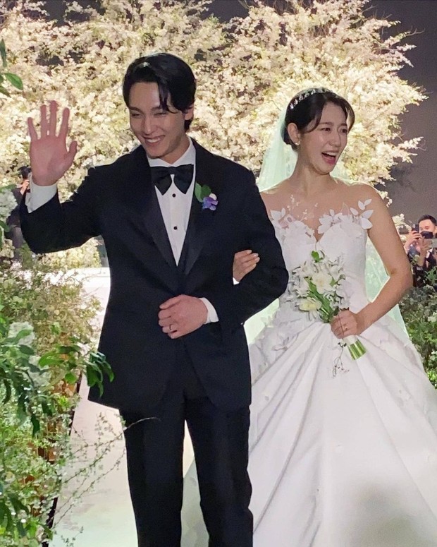 Siêu đám cưới Park Shin Hye: Cô dâu chú rể hôn nồng cháy, Hong Ki hát nhạc phim The Heirs, Lee Min Ho, Kim Bum và dàn sao khủng lộ diện - Ảnh 17.