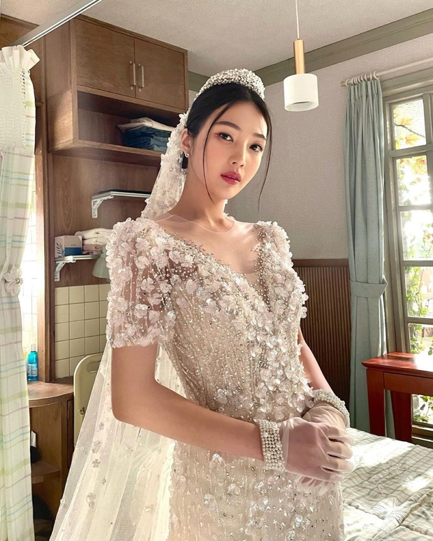 2 cô dâu đẹp nhất Kbiz hôm nay: Park Shin Hye bầu bí mà diện váy cưới tựa nữ thần, Joy (Red Velvet) xinh lộng lẫy đến lụi tim - Ảnh 6.