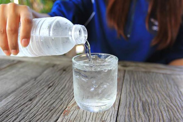 Uống nước theo kiểu này chẳng khác nào tự đầu độc, nạp vào cơ thể 1 chất gây ung thư mà WHO cảnh báo, lại tiềm ẩn nguy cơ vô sinh cao - Ảnh 2.