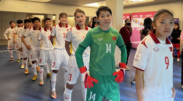 HLV Mai Đức Chung khen ngợi các tuyển thủ nữ Việt Nam sau màn trình diễn quả cảm trước Hàn Quốc - Ảnh 1.