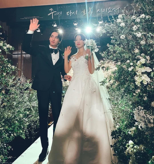 Hảo khách mời như dàn sao đi đám cưới Park Shin Hye: Không một ai lồng lộn, đến Lee Min Ho cũng giản dị nhường spotlight cho chú rể - Ảnh 1.