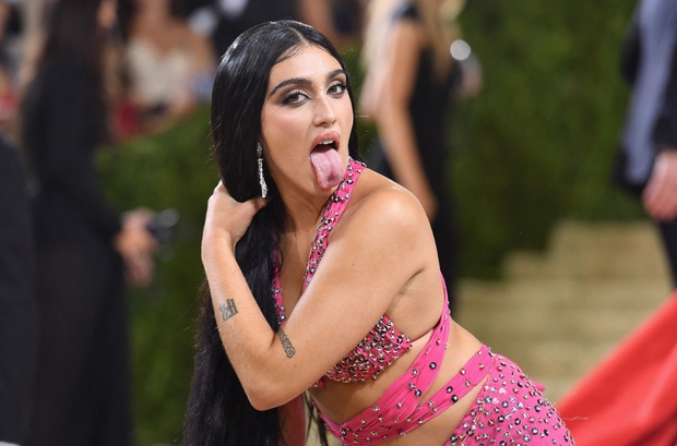 While taking pictures with Rihanna's sidekick, Madonna's daughter takes up all the spotlight!  Hot body, and even this "eye-catching" pose!  - Photo 10.