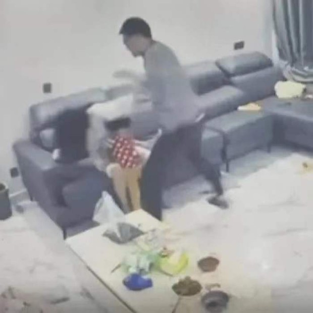 Gã chồng giám đốc đánh đập vợ dã man ngay trước mặt con nhỏ, hành động nửa vời của mẹ chồng khiến dân tình thêm khó hiểu - Ảnh 2.