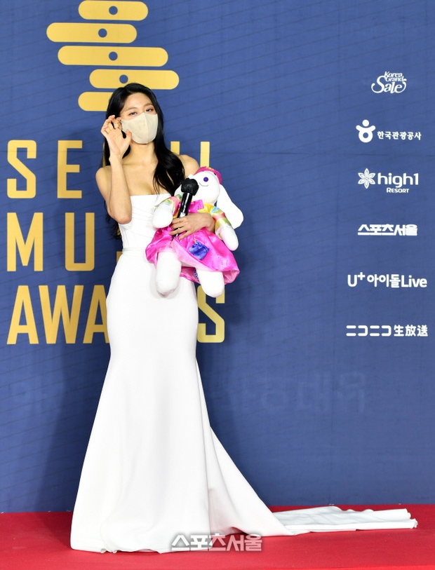 Thảm đỏ Seoul Music Awards: Báu vật Seolhyun o ép vòng 1 chực trào đè bẹp Wendy body thẳng đuột, 1 girlgroup mặc như trẻ mẫu giáo - Ảnh 3.