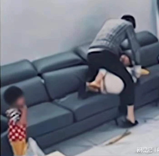 Gã chồng giám đốc đánh đập vợ dã man ngay trước mặt con nhỏ, hành động nửa vời của mẹ chồng khiến dân tình thêm khó hiểu - Ảnh 3.