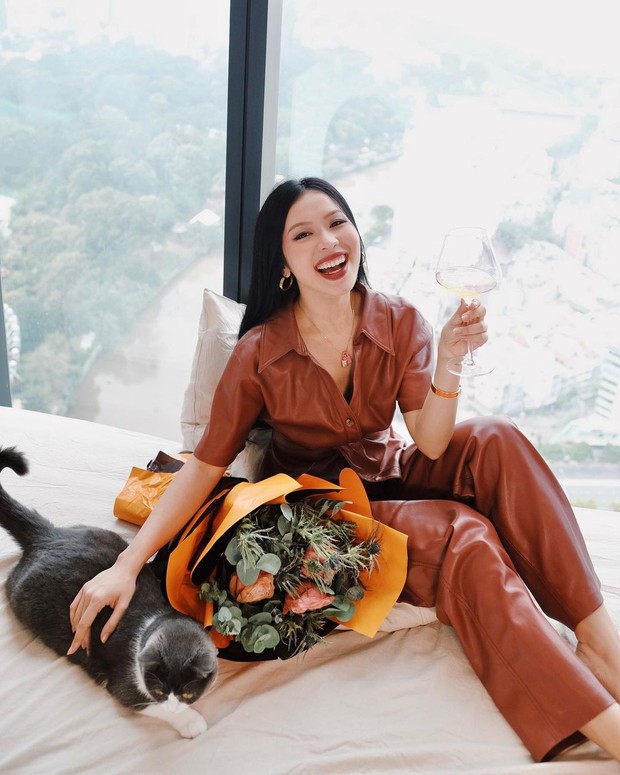 Profile khủng của các beauty - fashion reviewer: người theo học trường danh tiếng, người lọt top 100 mỹ nhân đẹp nhất thế giới, ai đỉnh nhất? - Ảnh 3. Profile khủng của các beauty - fashion reviewer: người theo học trường danh tiếng, người lọt top 100 mỹ nhân đẹp nhất thế giới, ai đỉnh nhất? - Ảnh 3.