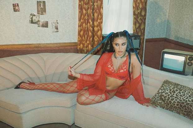While taking pictures with Rihanna's sidekick, Madonna's daughter takes up all the spotlight!  Hot body, and even this "eye-catching" pose!  - Photo 6.