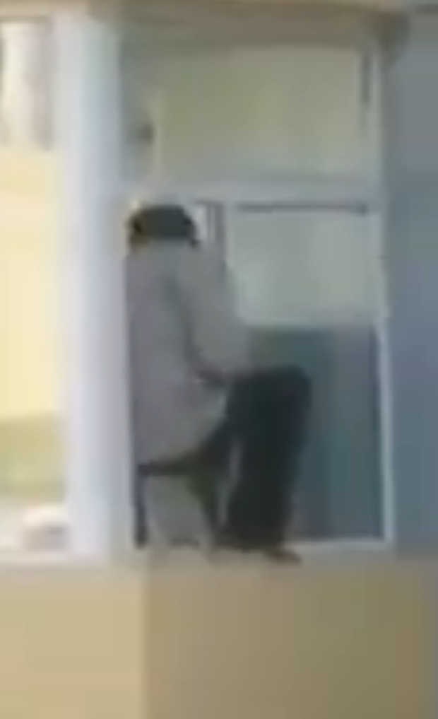 Clip: Cụ ông vô tư đu người lau cửa kính trên ban công tầng 23 khiến người qua đường hoảng sợ - Ảnh 3. Clip: Cụ ông vô tư đu người lau cửa kính trên ban công tầng 23 khiến người qua đường hoảng sợ - Ảnh 3.