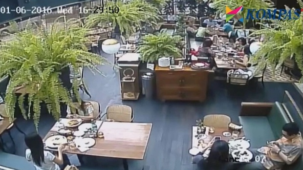 Đang đi uống cà phê, cô gái bỗng lăn đùng ra chết, đoạn camera vạch trần sự thật man rợ đằng sau nụ cười lạnh gáy của hung thủ - Ảnh 1.